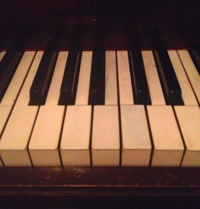 The keys await… (Maybe if they were cleaner I'd be more likely to play them.)